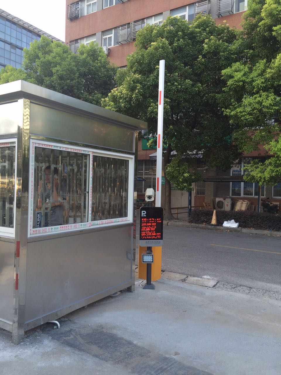 上海翼霸市政工程|不銹鋼崗亭|小區(qū)保安崗亭|車位線|車牌識別|道路劃線